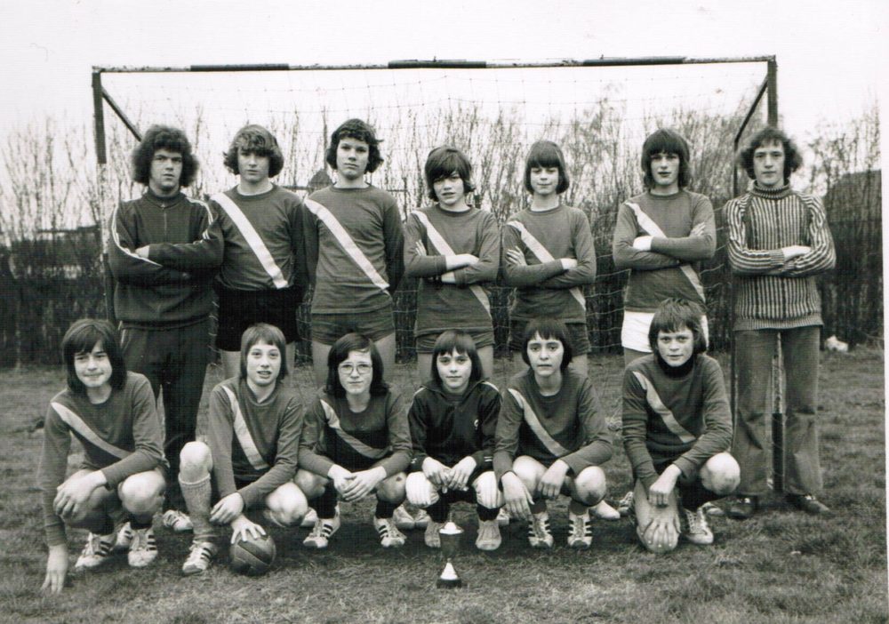 Teamfoto van de aspiranten als interkringkampioen met beker, 7 april 1976